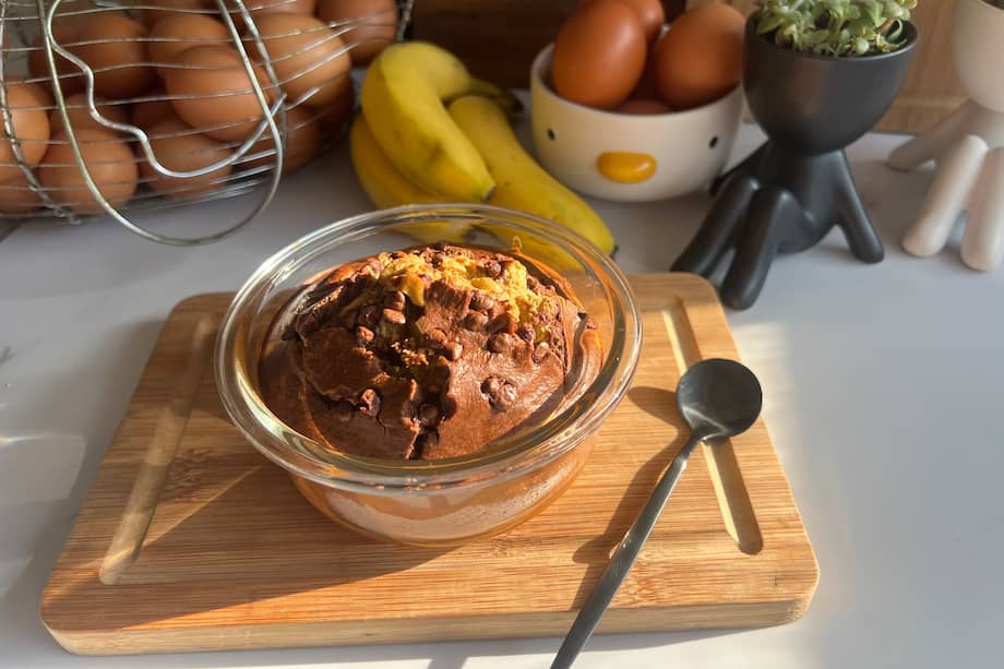 Prepara esta torta veteada de banano y chocolate en 35 minutos.