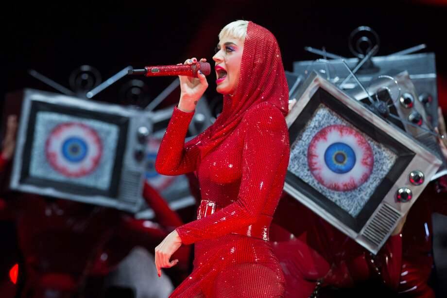 La cantante y compositora de pop estadounidense Katy Perry, durante el concierto ofrecido esta noche en el Palau Sant Jordi de Barcelona, único que se celebra en España dentro de su gira mundial "Witness: The Tour". / EFE