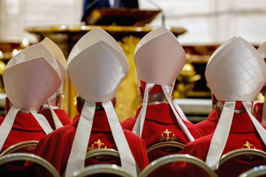 Cardenales atienden a una misa en memoria del papa Francisco en el Vaticano.