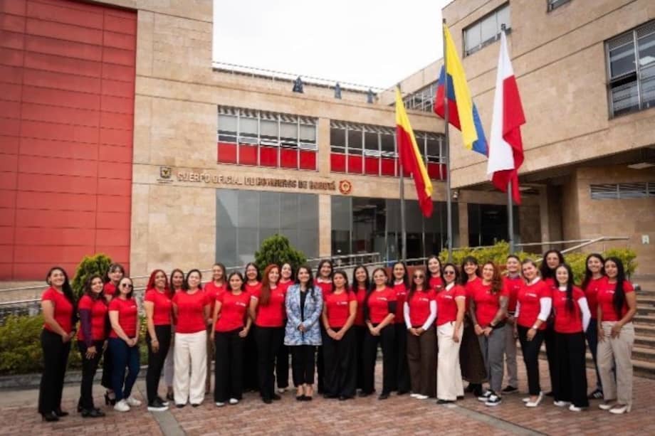 Treinta mujeres comienzan su formación operativa para integrarse al Cuerpo Oficial de Bomberos de Bogotá, en un curso que vuelve después de 51 años.