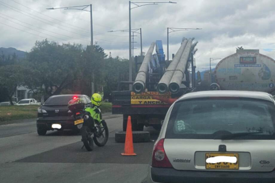 Camión de carga se varó en el sentido norte-sur de la Autopista norte con calle 128B. Hay tránsito lento en la zona.