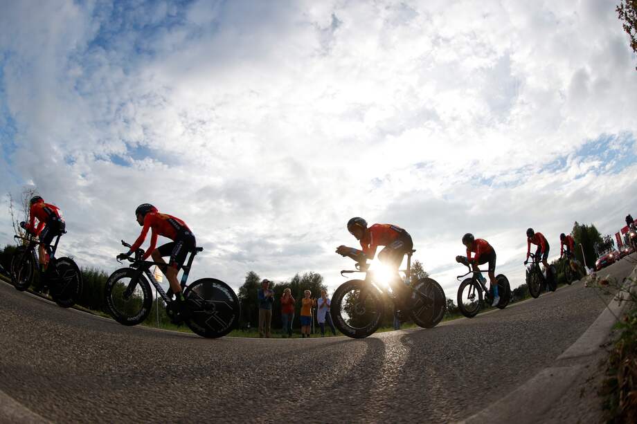 El equipo Bahrain Victorious, este viernes durante la primera etapa de La Vuelta 2022, con una crono inaugural de 23 kilómetros con salida y llegada en Utrecht .