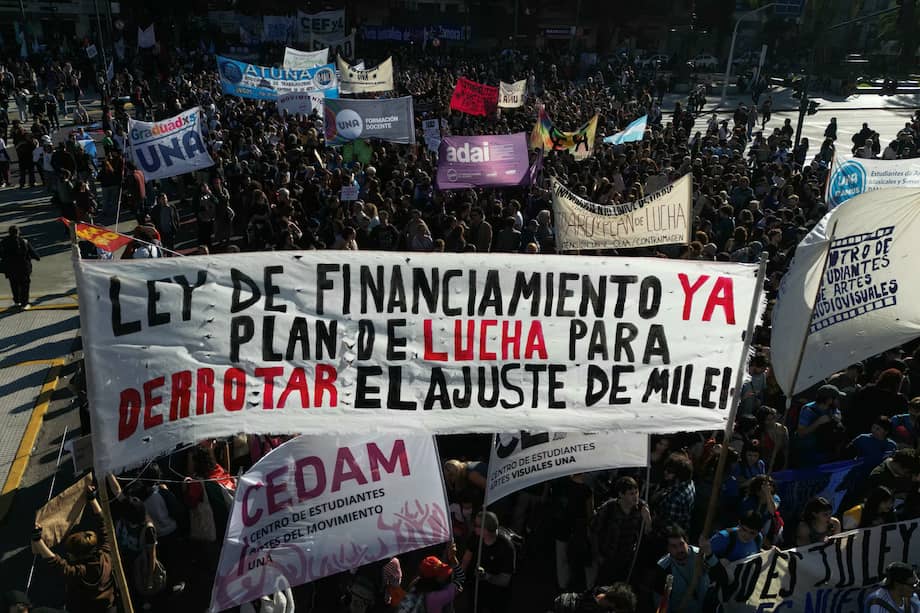 En Buenos Aires, estudiantes universitarios y trabajadores marchan para participar en una protesta en la Plaza de Mayo contra las políticas del gobierno de Javier Milei.
