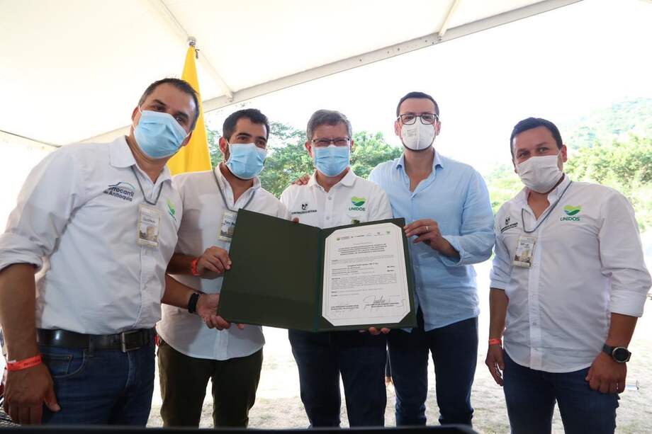 : Izquierda a derecha: Gustavo Ruiz Agudelo - Gerente Promotora Ferrocarril de Antioquia; Juan Pablo López Cortés, Secretario SERES - Secretario Regional y Sectorial de Infraestructura, Hábitat y Sostenibilidad; Luis Fernando Suárez Vélez, Gobernador de Antioquia (E); Luis Carlos Velásquez Cardona - Gobernador de Caldas; Santiago Sierra Latorre - Secretario de Infraestructura Física