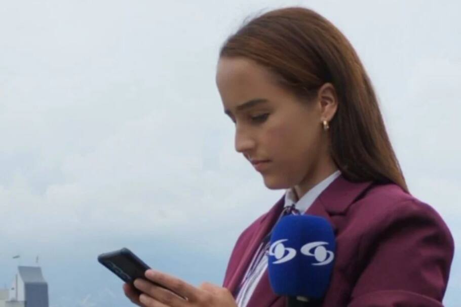 La periodista se ha vuelto viral en redes sociales por su forma descomplicada de dar noticias.