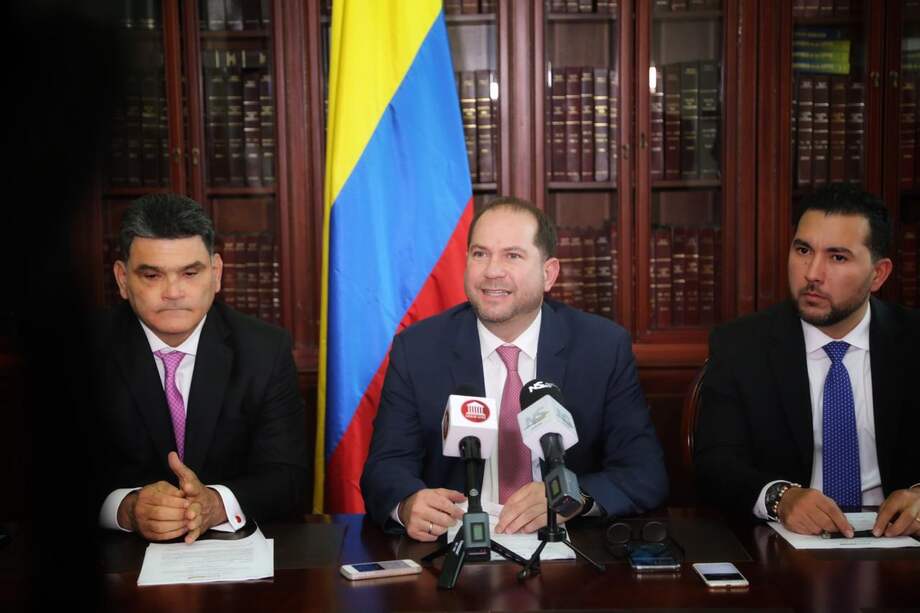 El senador Lidio García (centro), este jueves en la radicación del proyecto. / Senado