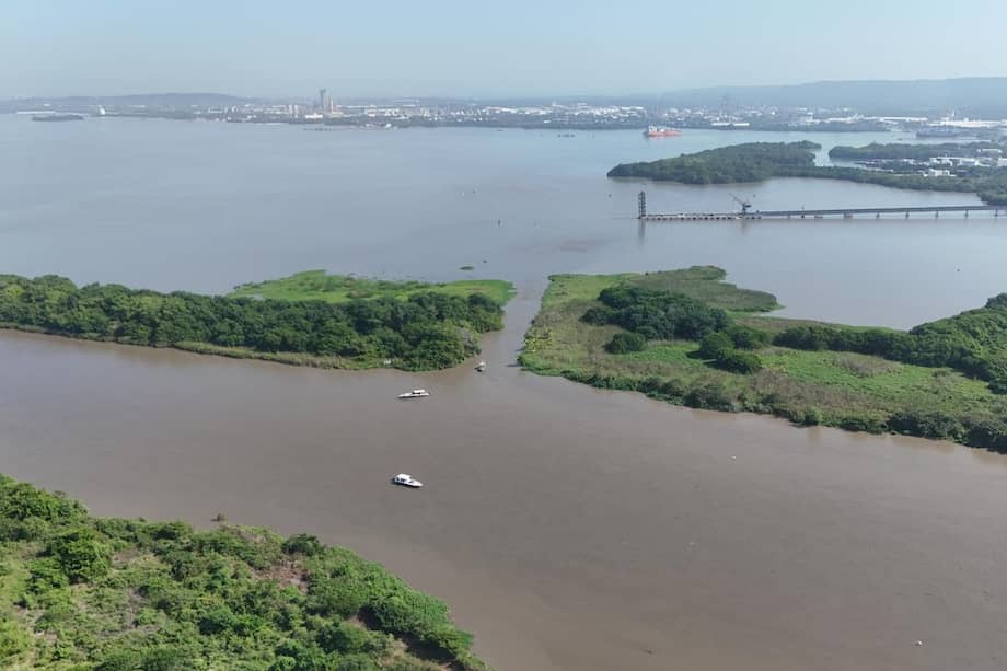 Autoridades distritales y ambientales inspeccionan desde el agua el avance del boquete que afecta la bahía de Cartagena y piden intervención del Gobierno Nacional.