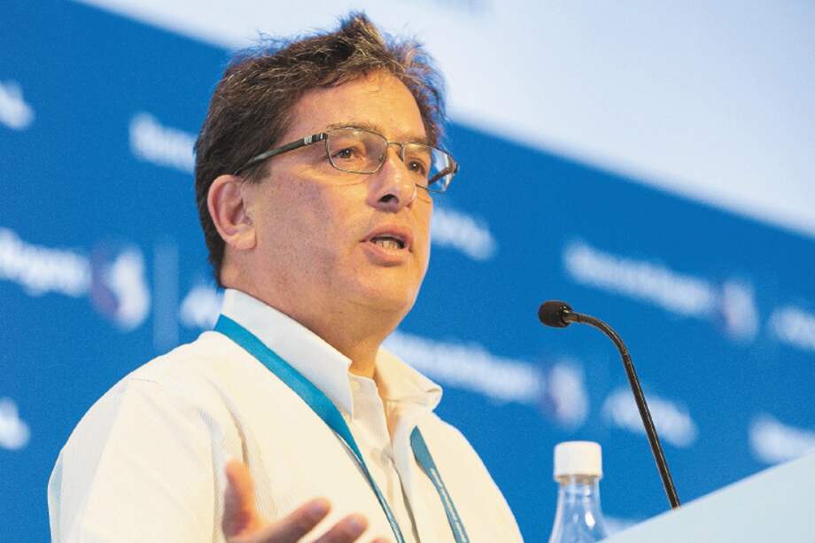 El ministro de Hacienda, Alberto Carrasquilla, tiene en su manos una “papa caliente”. / EFE