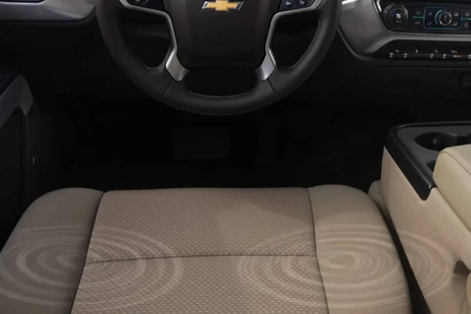 El asiento de alerta de seguridad en los carros funciona como un canal adicional de advertencia.