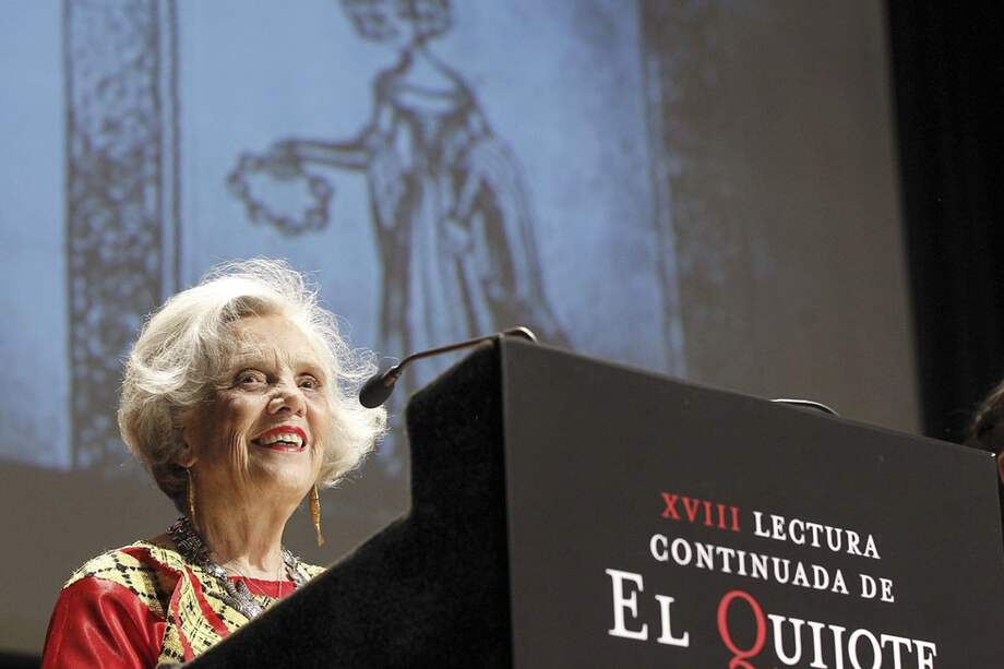 La escritora mexicana Elena Poniatowska, durante su asistencia a la lectura continuada del Quijote, en el Círculo de Bellas Artes de Madrid con motivo de la celebración del Día del Libro. / EFE