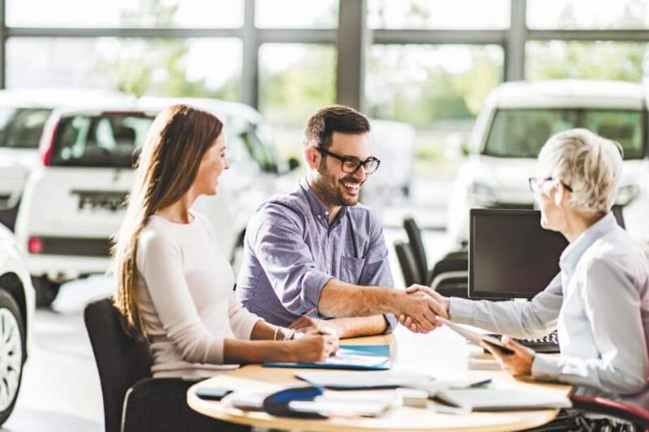 La recomendación de los expertos es hacer siempre los negocios en los concesionarios. / Getty Images