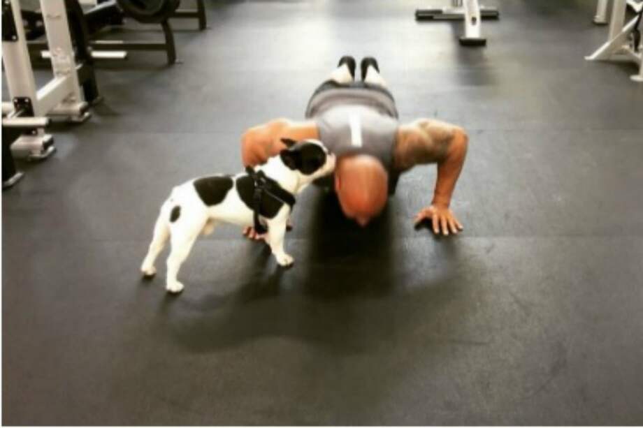 Dwayne Johnson, La Roca, haciendo el desafío de las 22 lagartijas. / Foto: @therock