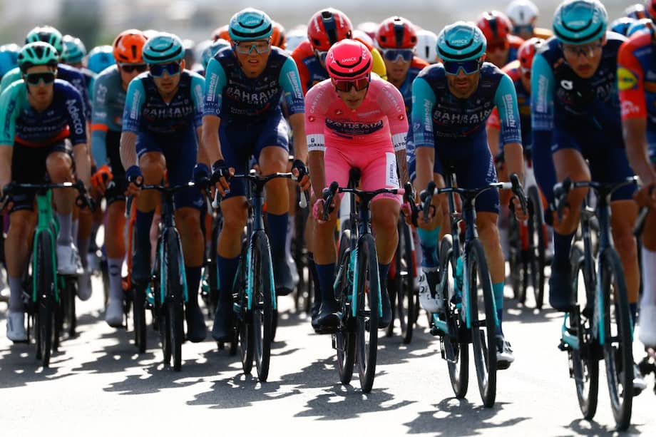 Afonso Eulalio (de rosa) lidera la clasificación general del Giro de Italia.