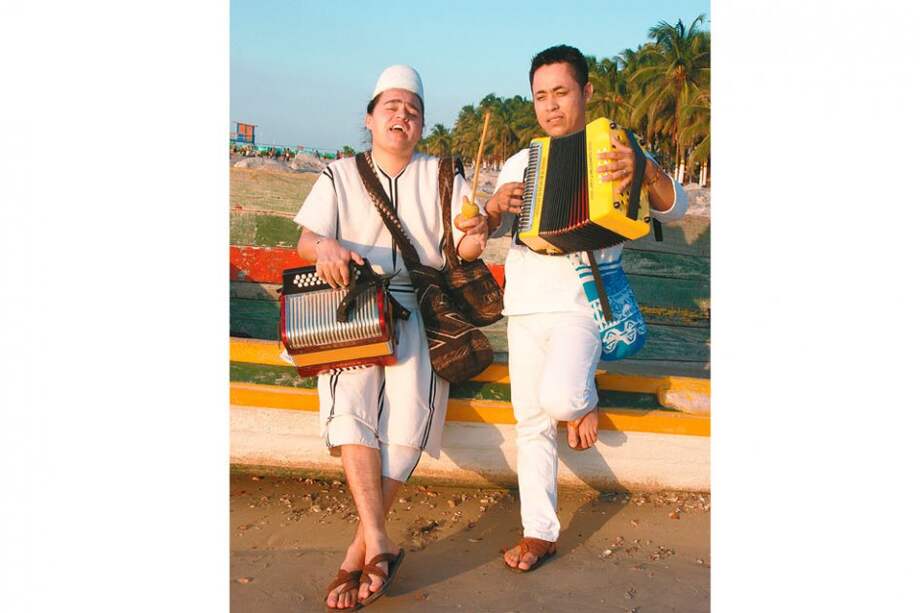 Kandimaku Busintana (izq.) y Aris Loperena, su acordeonero. / Cortesía