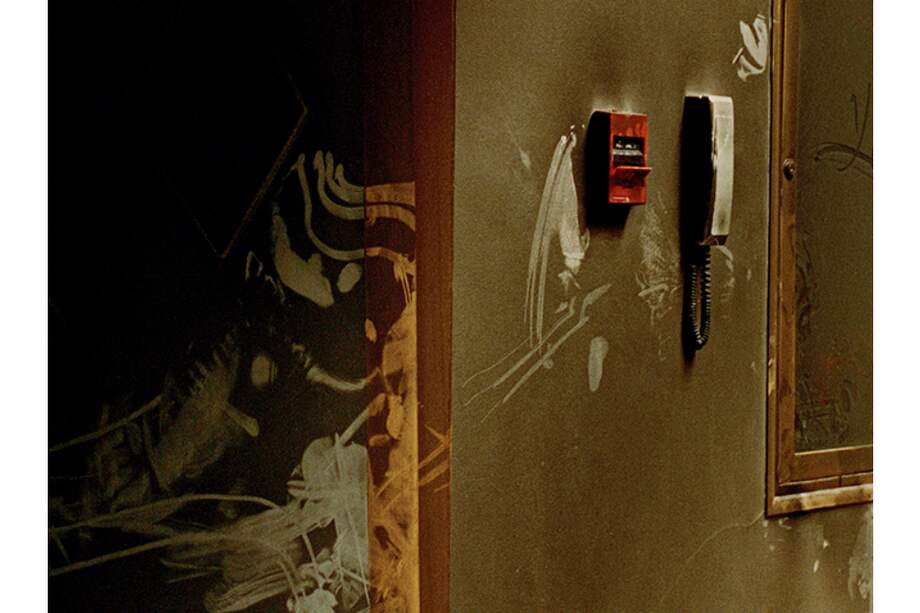 María Elvira Escallón, Extinguidor, de la serie Desde adentro, 2003. Impresión cromogénica vintage, 70 x 103 cm. / Cortesía