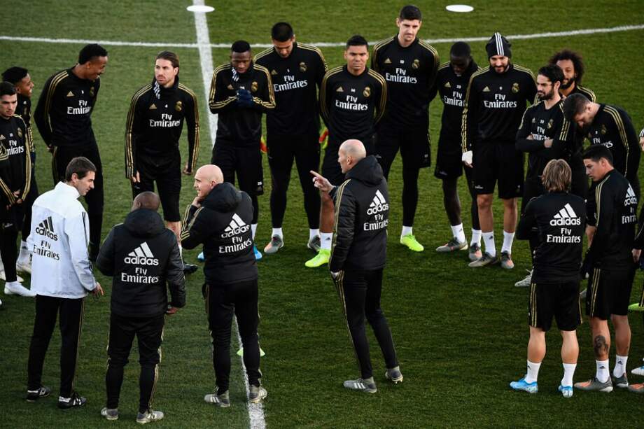 El entrenador francés Zinedine Zidane dirige un entrenamiento de Real Madrid en el que también se encuentra el colombiano James Rodríguez. / AFP