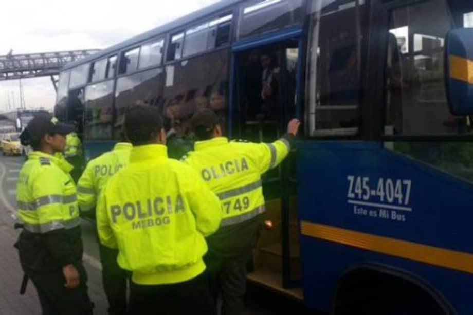Bus de SITP con policía / Policía Nacional
