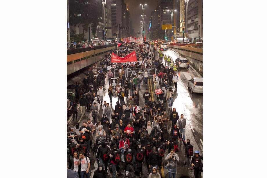 Abril 15 de 2014: protestas contra la realización del Mundial que se celebrará en Brasil en junio y julio. / EFE