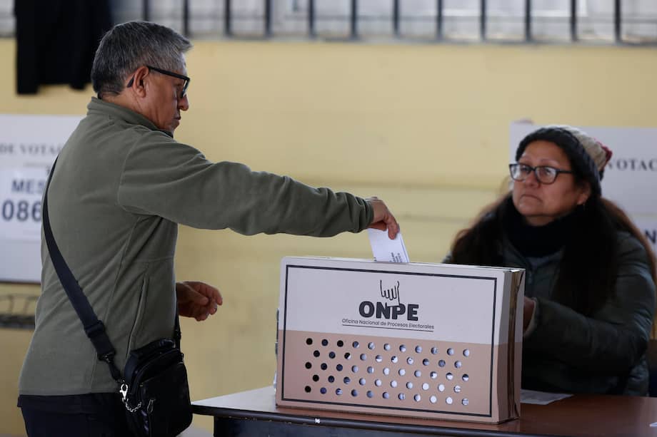 Un hombre deposita su voto en una urna este domingo, durante la segunda vuelta de las elecciones presidenciales en Perú, en Santiago (Chile).