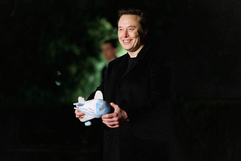 El multimillonario Elon Musk lleva un peluche de Air Force One mientras regresa a la Casa Blanca en Washington D. C., EE. UU.