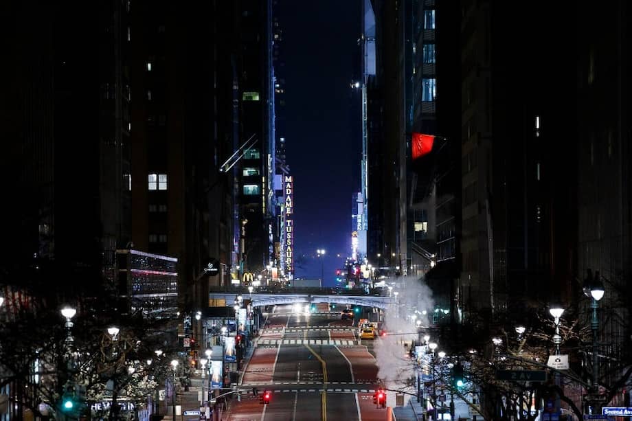 La popular calle 42 en Nueva York, EE. UU., luce casi vacía el 25 de marzo de 2020. / EFE