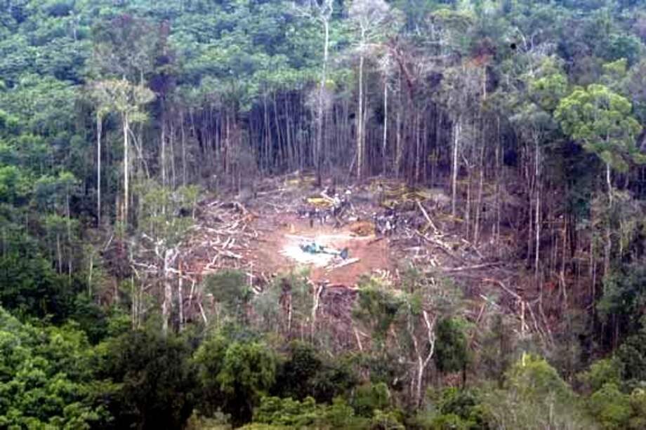 Según The Washington Post, la FAC contó con ayuda de Estados Unidos para lanzar bombas inteligentes en la frontera con Ecuador para matar a alias Raúl Reyes.