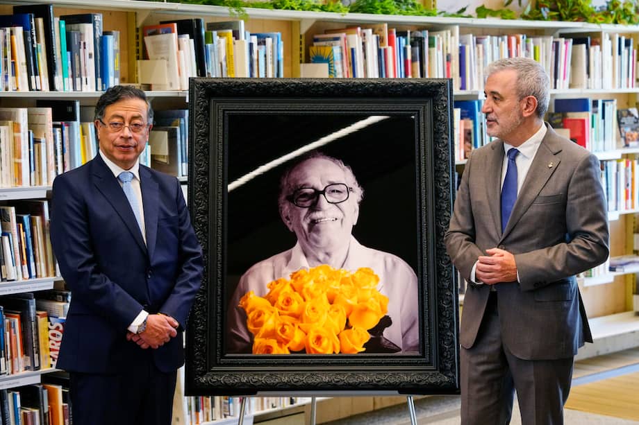 El presidente de Colombia, Gustavo Petro (i) visita la Biblioteca García Márquez junto al alcalde de Barcelona, Jaume Collbon (d) este viernes en la capital catalana.