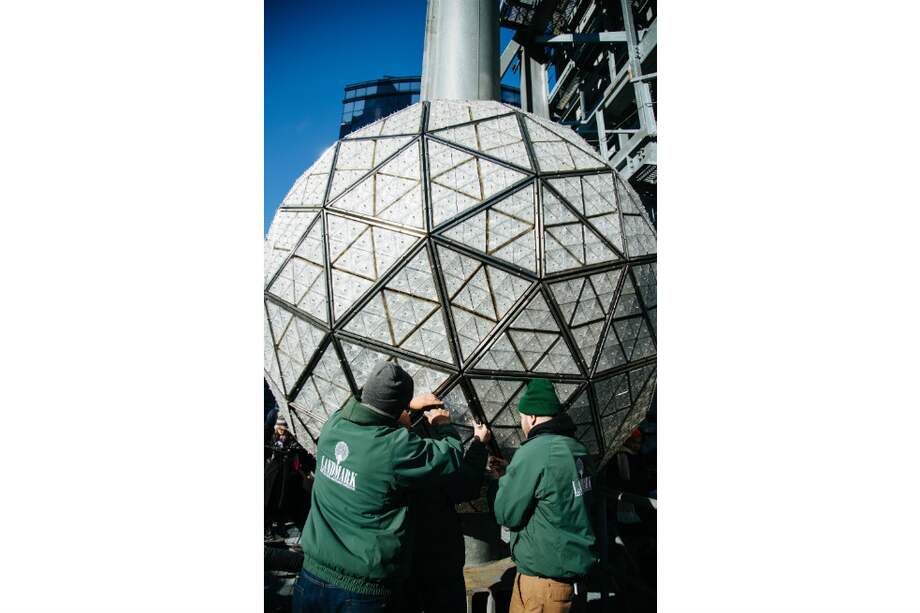 Trabajadores instalan los triángulos de cristal que componen la Bola de Times Square de fin de año, en Nueva York (Estados Unidos). / EFE