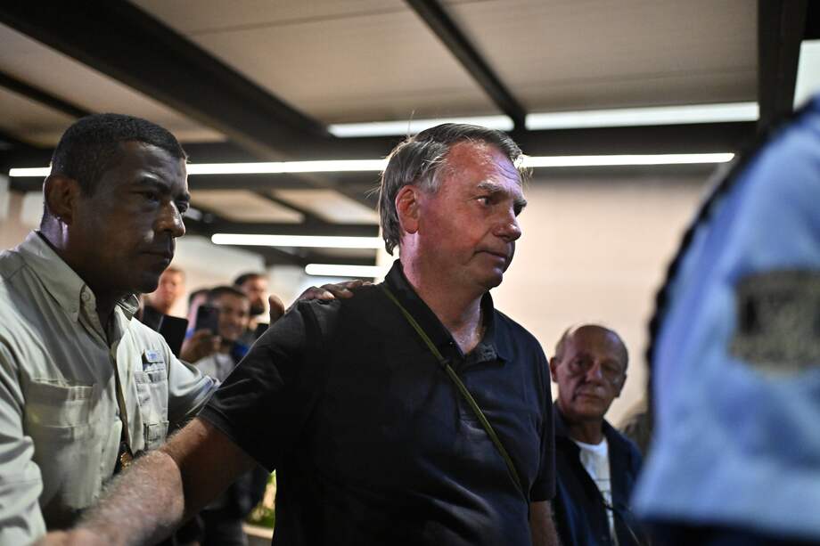 El expresidente de Brasil, Jair Bolsonaro (2019-2022) saluda al finalizar una rueda de prensa este lunes, en el Aeropuerto Internacional Juscelino Kubitscheck, en Brasilia (Brasil).