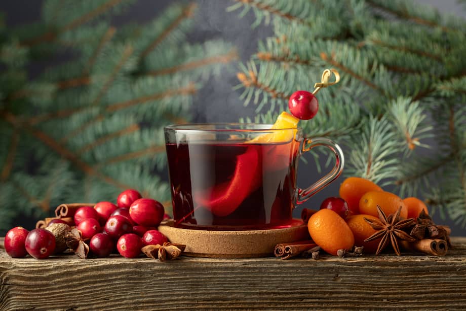 Sirve este vino caliente con rodajas de jengibre y arándanos.