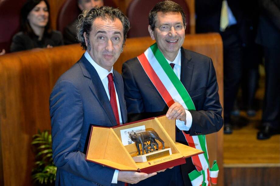 El director italiano Paolo Sorrentino (izda) recibe la ciudadanía honorífica del alcalde de Roma, Ignazio Marino (dcha), en el Ayuntamiento de Roma (Italia).