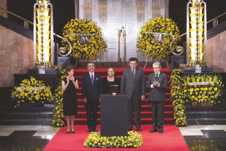 Gabriel García Márquez murió en ciudad de México el Jueves Santo de 2014, a los 87 años de edad, y sus cenizas reposan en el claustro La Merced, en Cartagena.