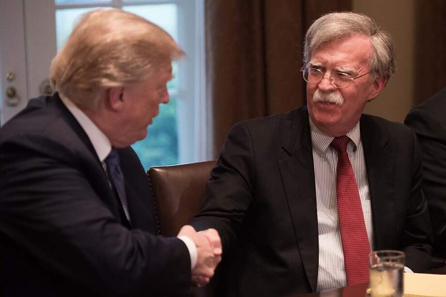 Donald Trump, presidente de EE.UU. y John Bolton, exasesor de seguridad nacional de ese país. / AFP