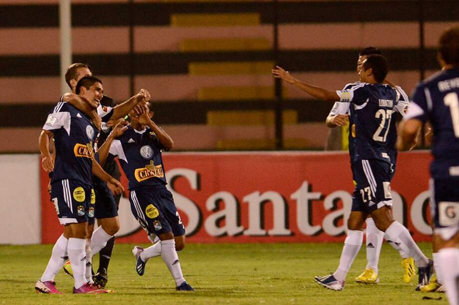 El jugador del Sporting Cristal de Perú Irven Avila (i) celebra con sus compañeros después de anotar un gol ante el Palmeiras.
