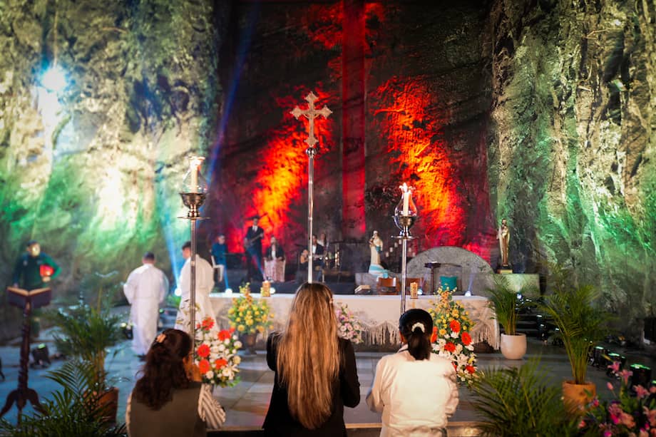 Ubicada a 180 metros bajo tierra, dentro de una antigua mina de sal, la Catedral de Sal es considerada una de las obras arquitectónicas y espirituales más impresionantes de Colombia.