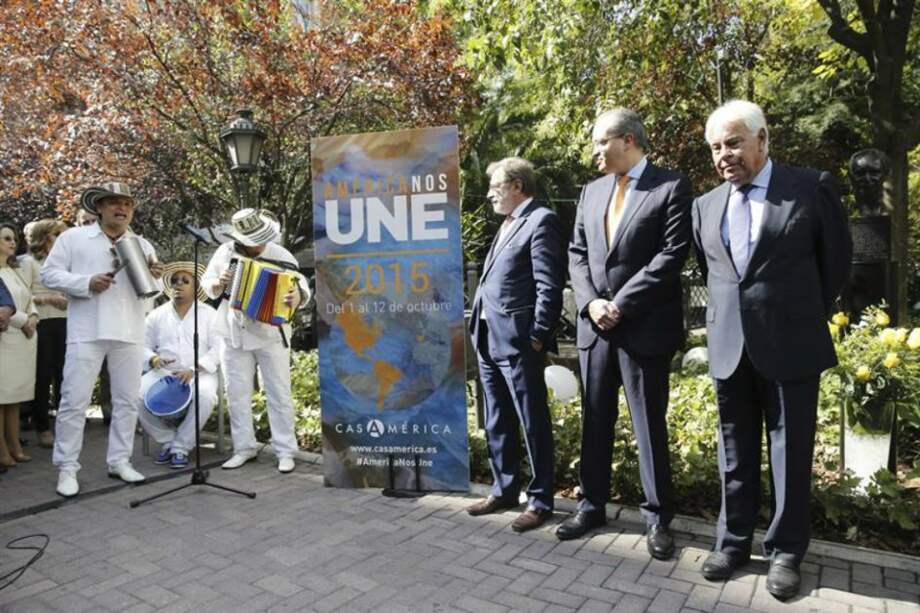 El expresidente del Gobierno español Felipe González (d), acompañado por el presidente del Grupo Prisa, Juan Luis Cebrián (3d) y el embajador de Colombia en España, Fernando Carrillo (2d), durante la inauguración del Jardín Gabriel García Márquez de la Casa de América. EFE/Mariscal