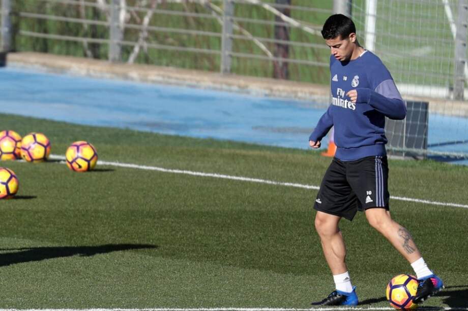 El futbolista colombiano James Rodríguez, durante el entrenamiento de este sábado. / EFE