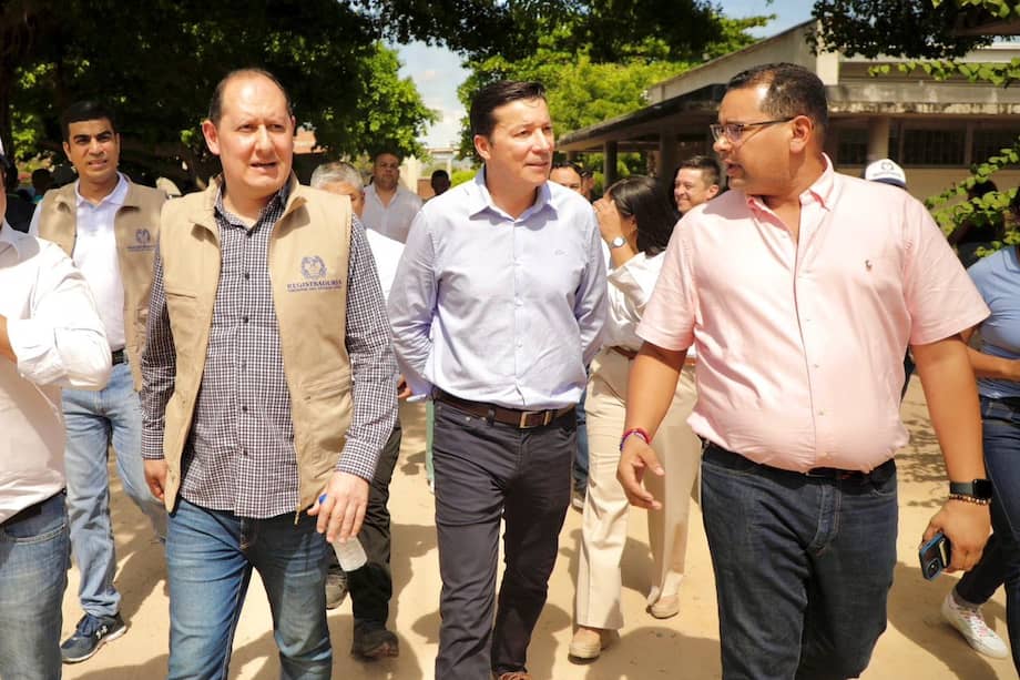 Hernán Penagos (centro) se posesionó como el nuevo registrador nacional el pasado 1 de diciembre.