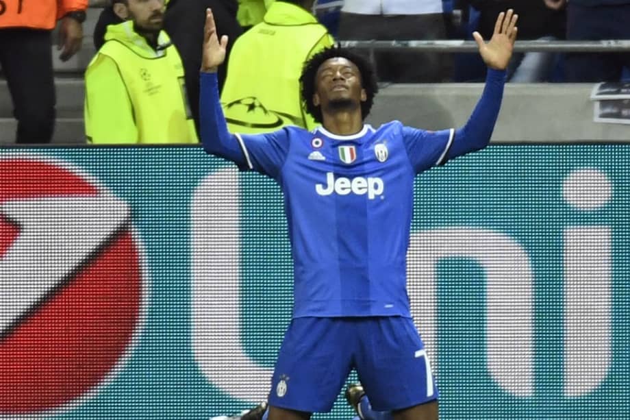El futbolista colombiano de Juventus, Juan Guillermo Cuadrado, celebra el gol del triunfo sobre el Lyon en la Uefa Champions League. / AFP