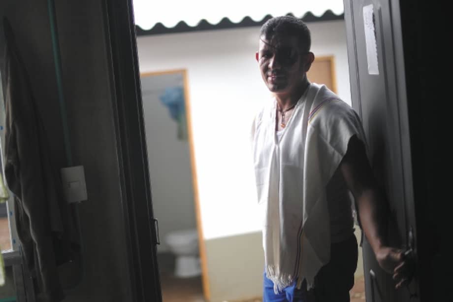 “Bayron”, quien no da su nombre de pila por seguridad, fue guerrillero de la columna Teófilo Forero y estuvo en la cárcel La Picota. Hoy espera resolver su situación jurídica ante la JEP. / Foto: Cristian Garavito