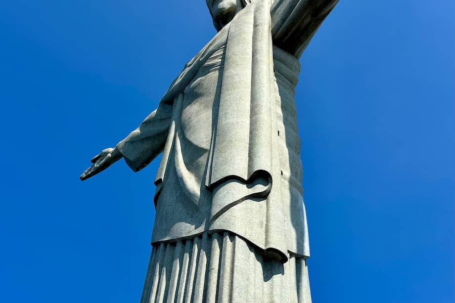 El Cristo Redentor, una de las siete maravillas del mundo moderno, domina el paisaje desde la cima del cerro del Corcovado.