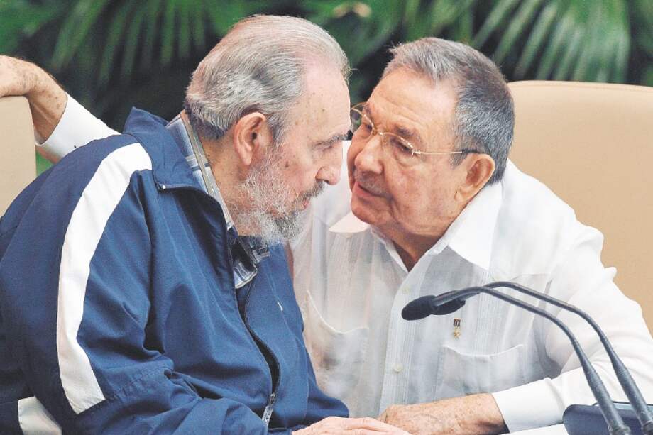 El ex presidente cubano Fidel Castro (I) escucha a su hermano, Raúl, durante la última sesión del VI Congreso del Partido Comunista de Cuba.