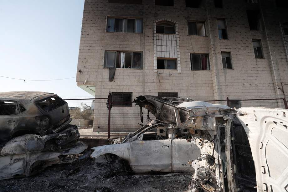 Vehículo incinerado en Nablus. EFE/EPA/ATEF SAFADI