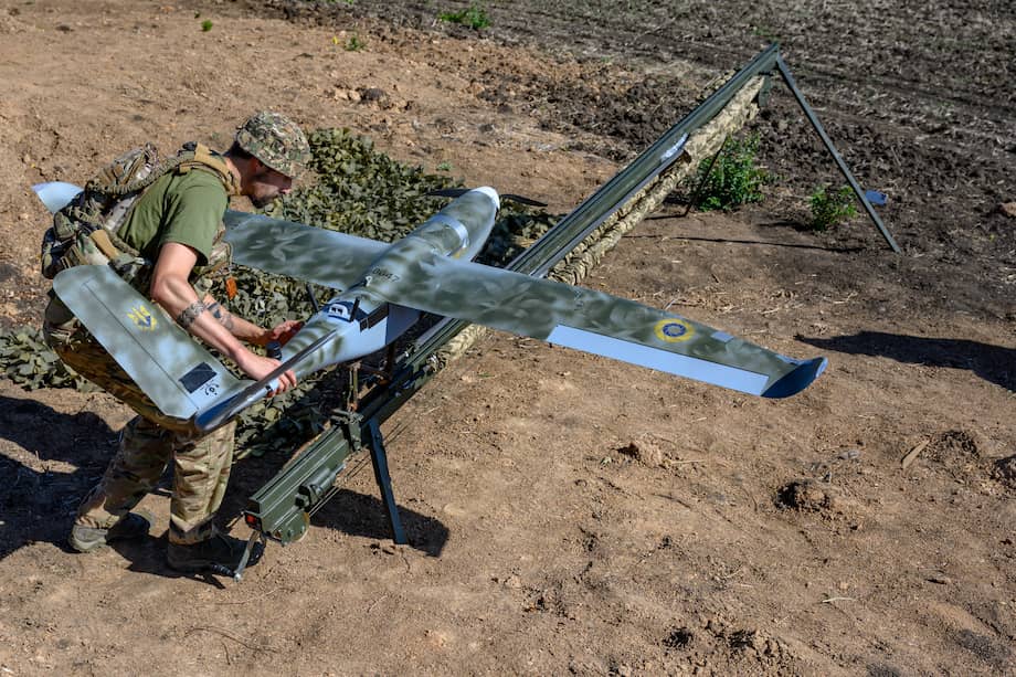 Un militar ucraniano se alista para lanzar un dron de reconocimiento en Donetsk, región ocupada por Rusia.