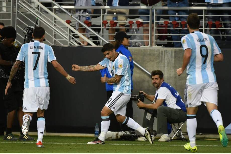 Ángel Di María (i) y Ever Banega (c), fueron los autores de los goles de Argentina. / AFP