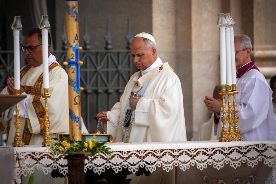 El papa León XIV preside una misa frente al santuario de la Virgen del Rosario, en Pompeya (Italia).