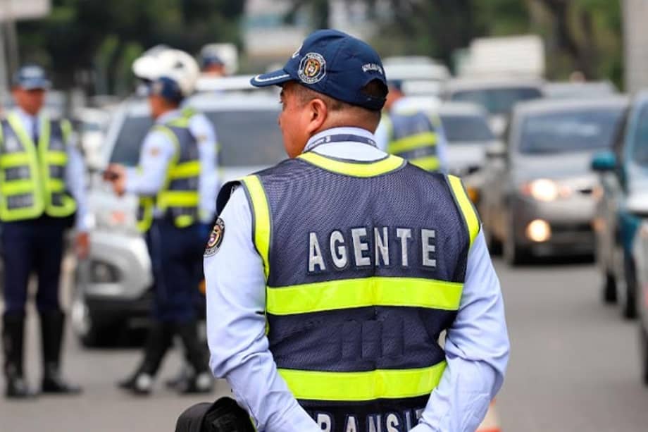 Imagen de referencia. Agentes de tránsito estarán ubicados en puntos estratégicos del corredor Cali-Buenaventura para orientar a los conductores durante el plan retorno.