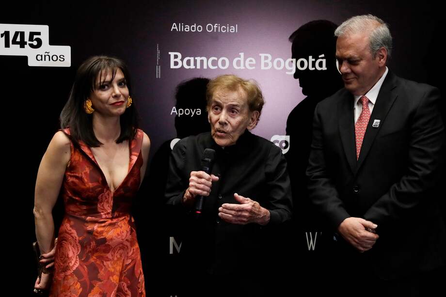David Manzur (c) habla junto a la gerente de Programas Culturales de la Cámara de Comercio, María Paz Gaviria (i), y el presidente de la Cámara de Comercio de Bogotá, Ovidio Claros, este miércoles, durante la inauguración de la Feria Internacional de Arte de Bogotá (ArtBo).