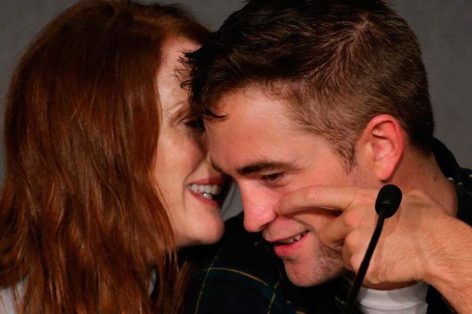 Julianne Moore y Robert Pattinson durante la presentación del filme en Cannes. / AFP