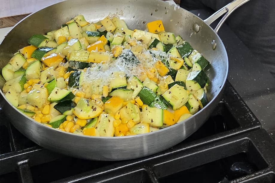 Este zucchini a la crema de parmesano es una buena alternativa para llevar a la mesa a la hora del almuerzo.